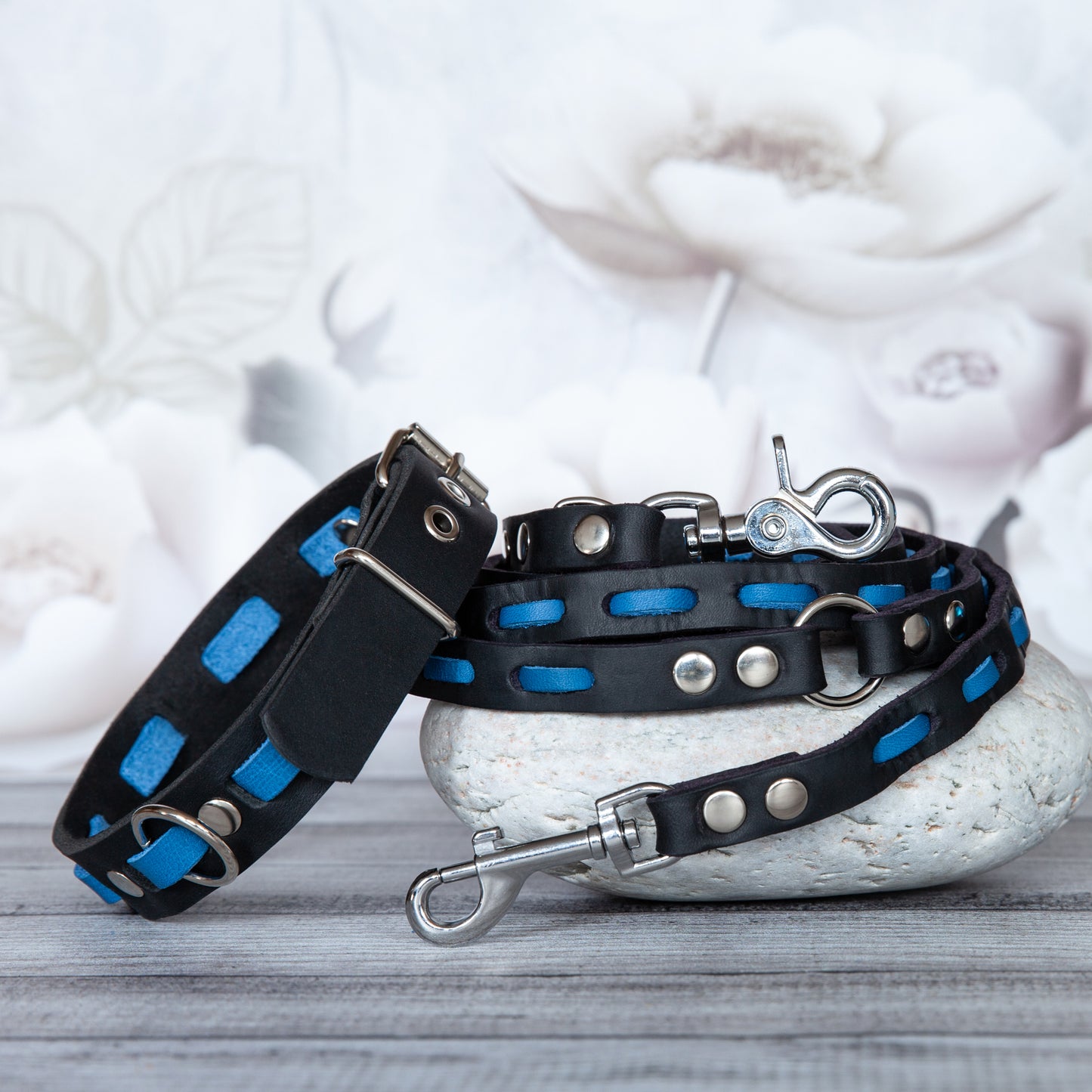 Set LILY handgefertigt aus Leder. Lederhalsband und Lederleine in der Farbe Azurblau und Schwarz. Hundehalsband und Leine.