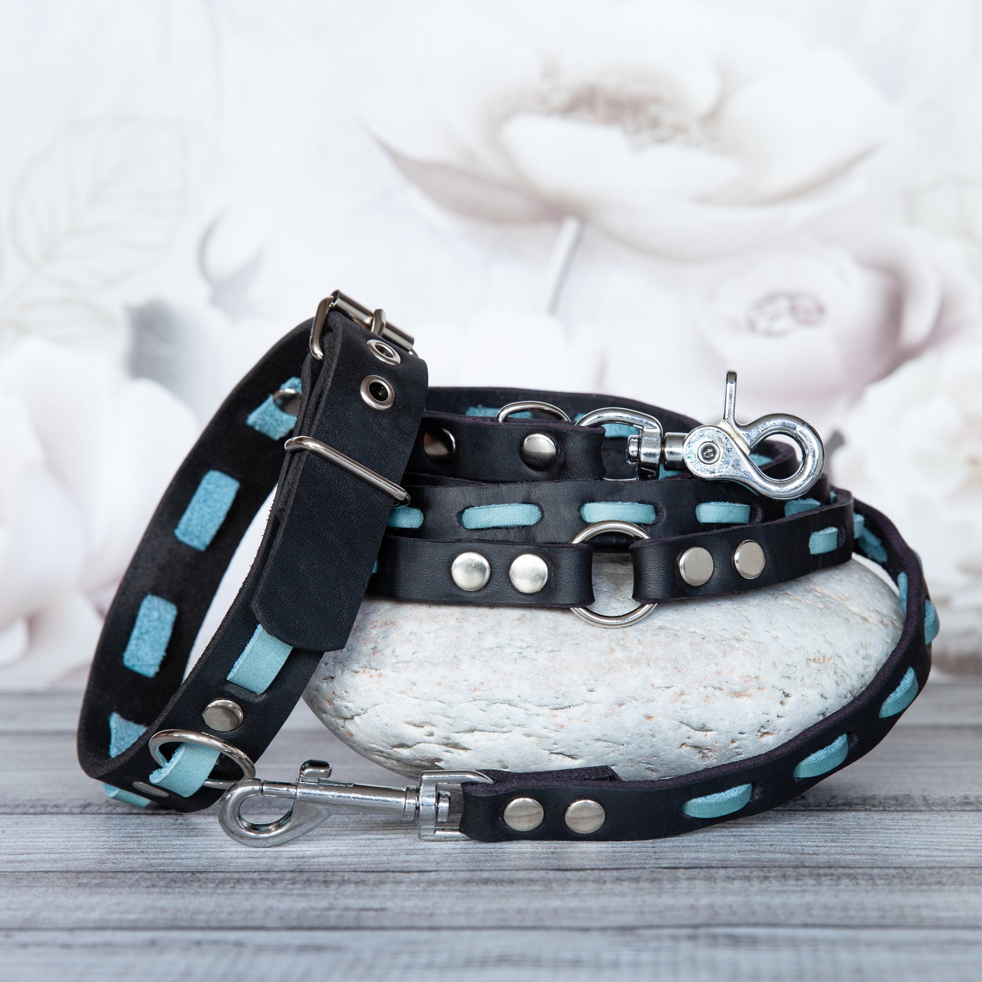 Set LILY handgefertigt aus Leder. Lederhalsband und Lederleine in der Farbe Eisblau und Schwarz. Hundehalsband und Leine.