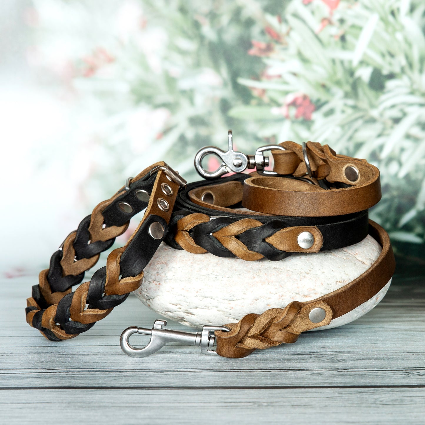 Set SUE handgefertigt aus Leder. Lederhalsband und Lederleine  in der Farbe Oliv und Schwarz. Hundehalsband und Leine.