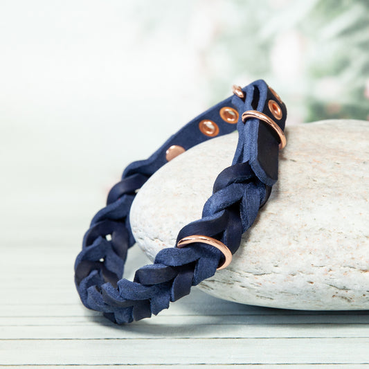 Geflochtenes Halsband ELLA in Blau mit roségoldenem Karabiner – modernes Design trifft auf handwerkliche Qualität.