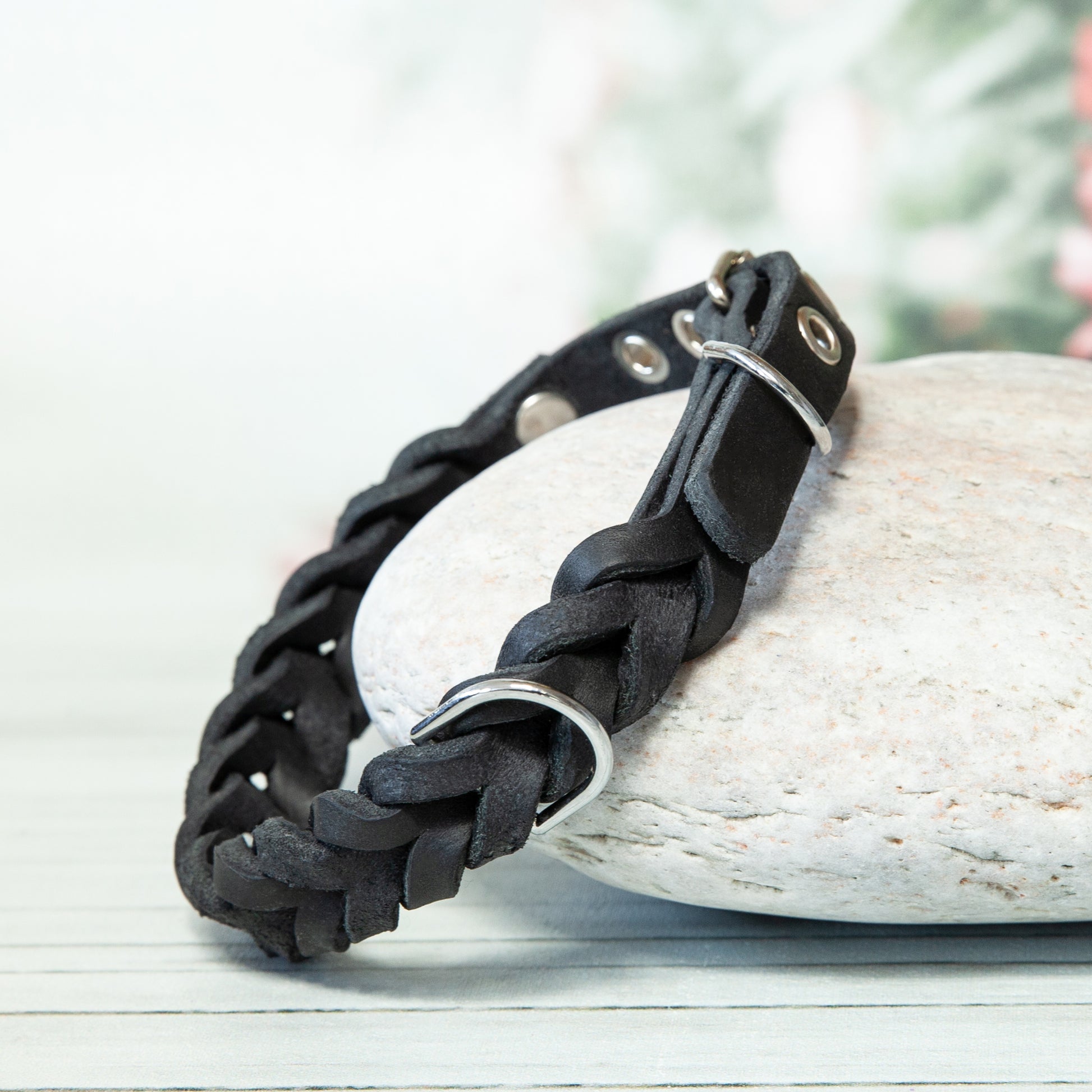 Lederhalsband ELLA in Schwarz mit silberfarbenem Verschluss – modern, schlicht und robust verarbeitet.