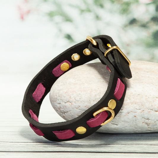Handgefertigtes Hundehalsband Lily in der Farbkombination Beere-Schwarz aus robustem Premiumleder mit messingfarbenem Verschluss – Made in Germany.