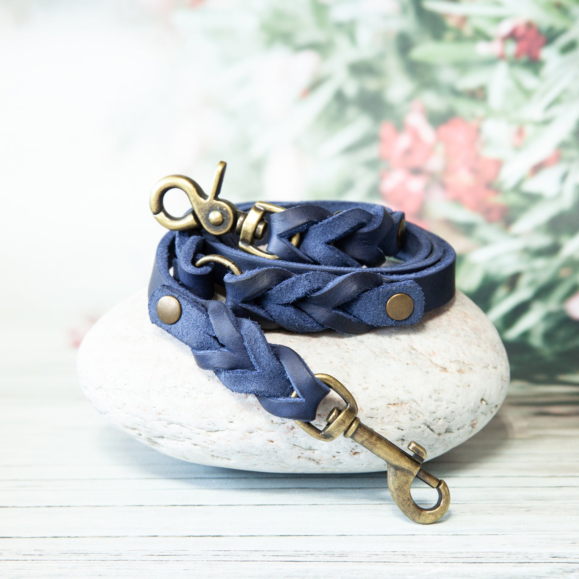 Handgefertigte Hundeleine ELLA in Blau mit Antikmessing-Karabiner – aus robustem Premiumleder, ideal für stilbewusste Hundehalter.
