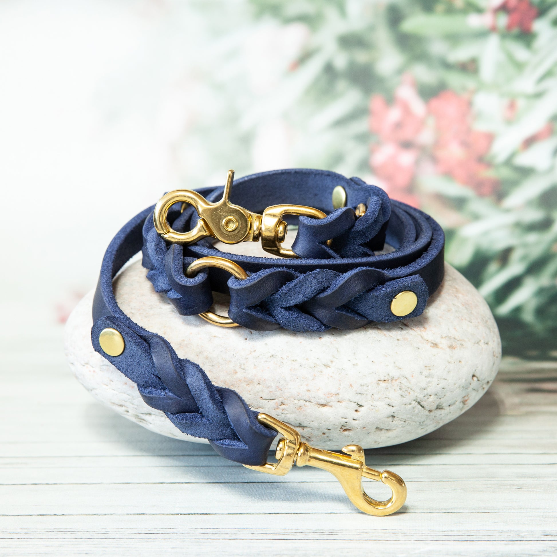 Edle Hundeleine ELLA in kräftigem Blau mit goldfarbenem Messing-Karabiner – hergestellt aus weichem Premiumleder.