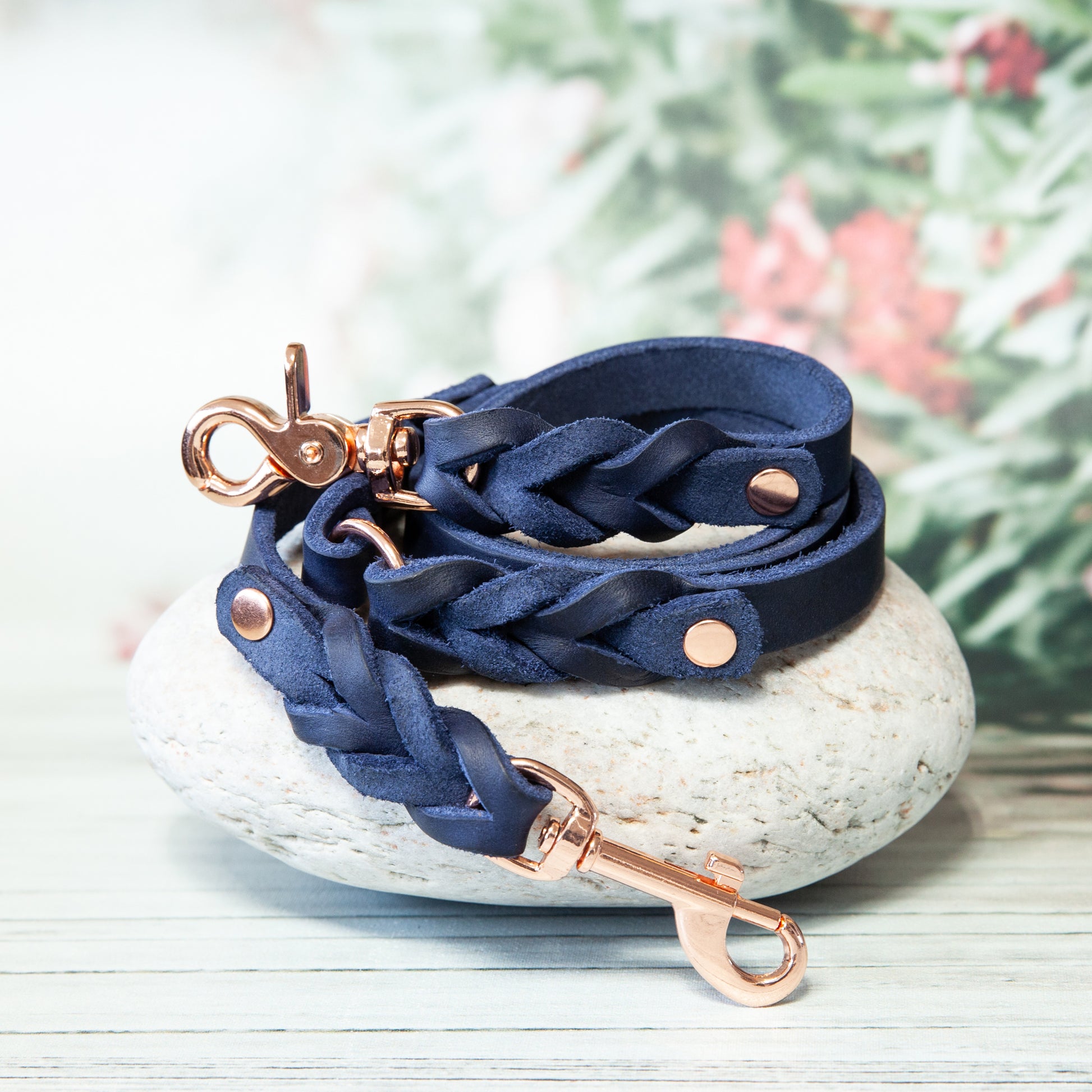 Leine ELLA in Blau mit elegantem Roségold-Karabiner – stilvoll geflochtenes Leder mit hochwertiger Haptik.