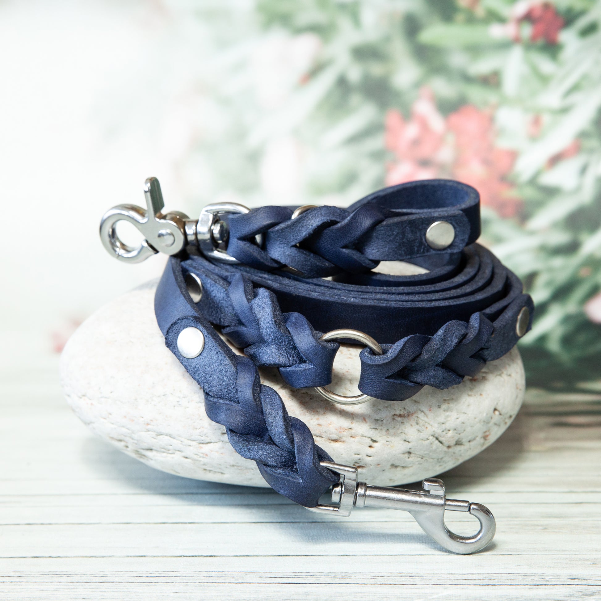 Hundeleine ELLA in Blau mit silberfarbenem Karabiner – funktional, drehbar und aus weichem Echtleder gefertigt.