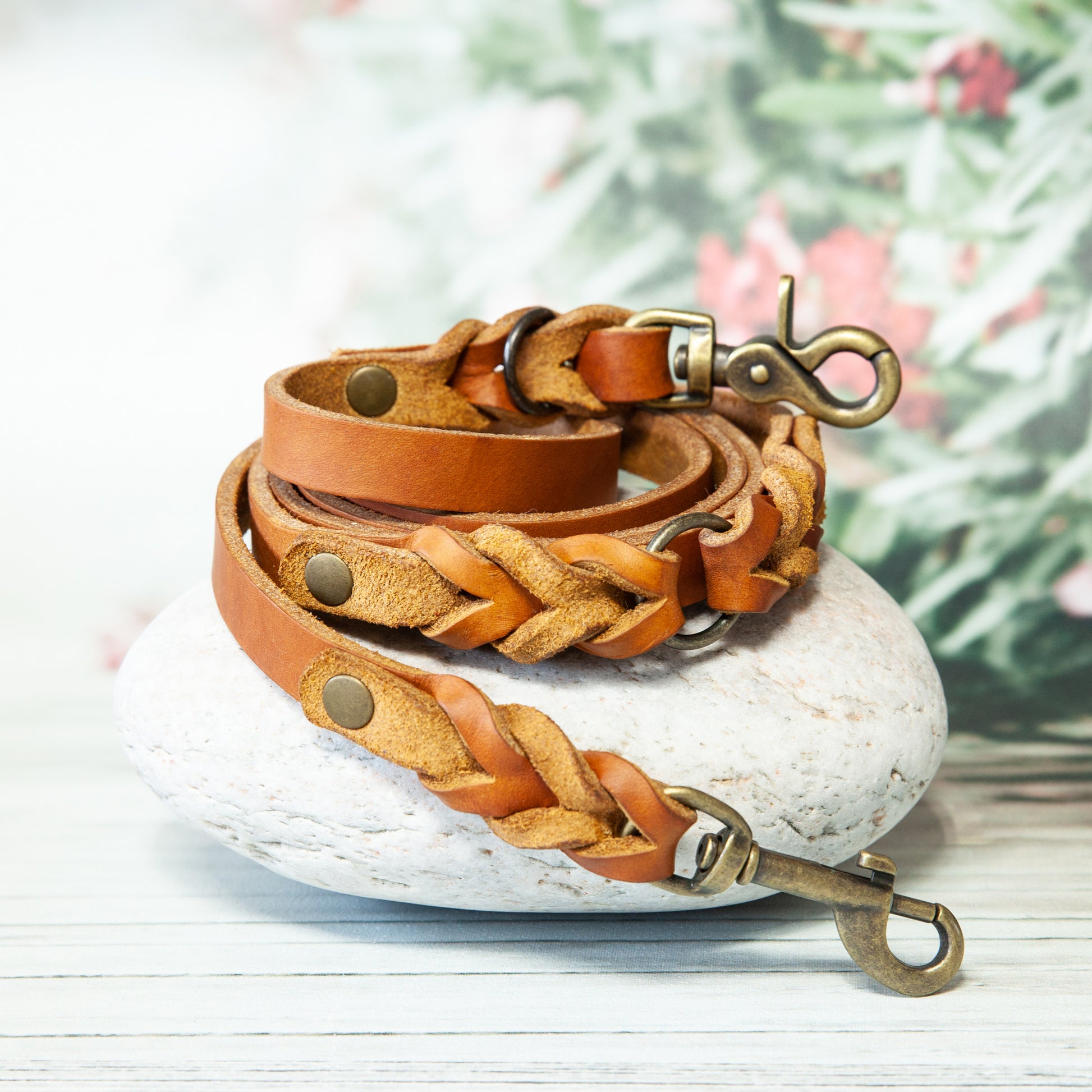 Handgefertigte Hundeleine ELLA in Cognac mit Antikmessing-Karabiner – warmes, robustes Leder für stilvolle Spaziergänge.
