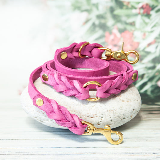 Pinke Hundeleine ELLA mit hochwertigem Messing-Karabiner – stilvoll, robust und aus bestem Leder gefertigt.