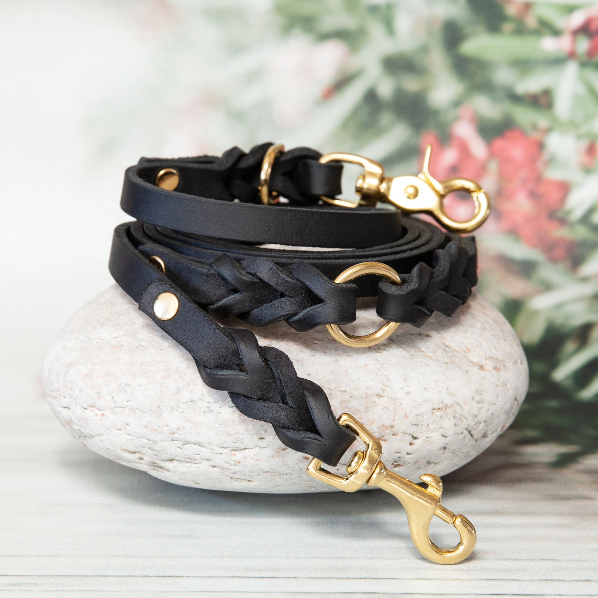Elegante Hundeleine ELLA in Schwarz mit glänzendem Messing-Karabiner – handgefertigt aus hochwertigem Leder in Deutschland.