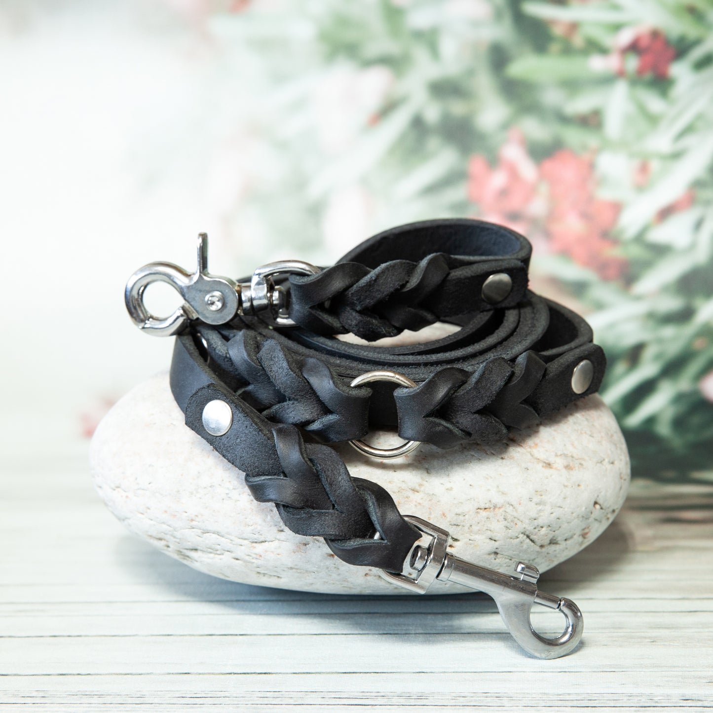 Schwarze Hundeleine ELLA aus Leder mit silberfarbenem Karabiner – langlebig, drehbar und perfekt für Alltagsspaziergänge.