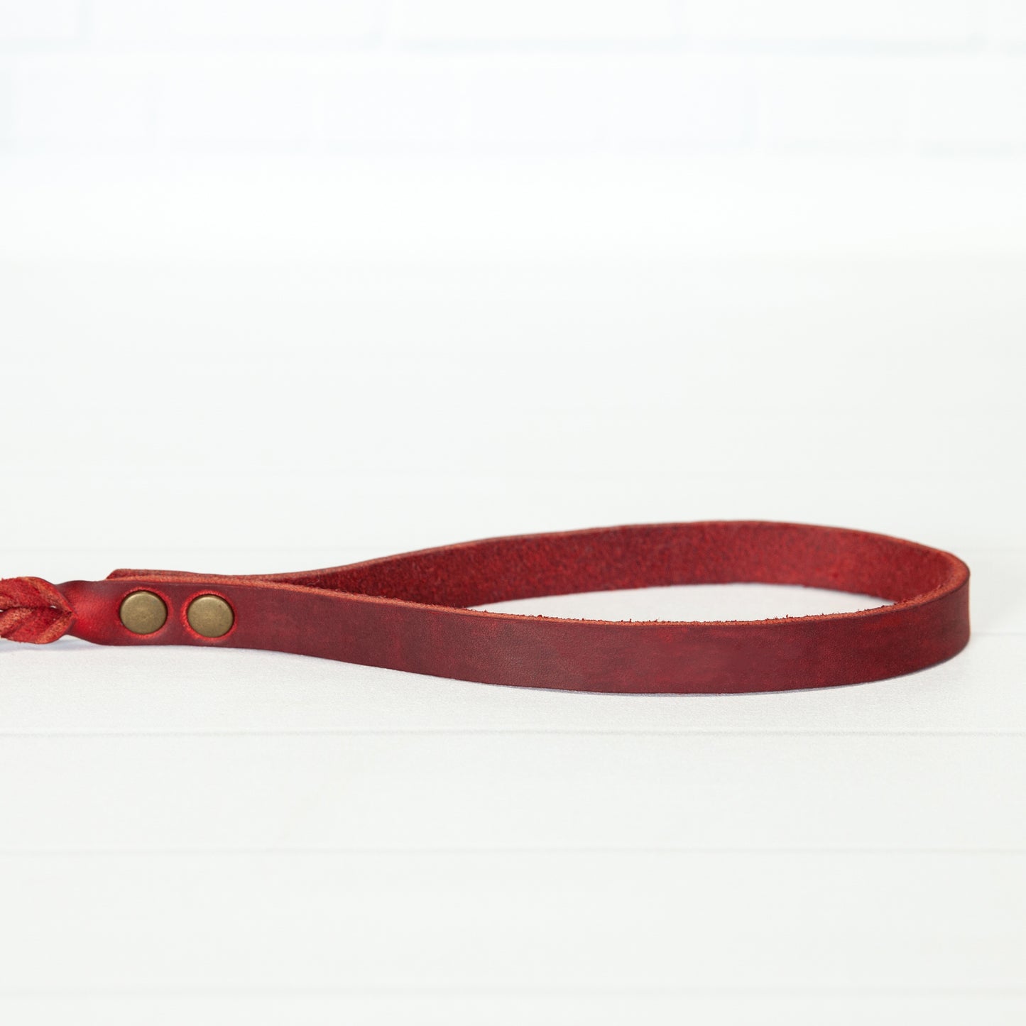 Rote Echtleder Leine "IHSY" Hunde Geflochten | 120 cm | Geschenkidee Hundebesitzer | Antikmessing