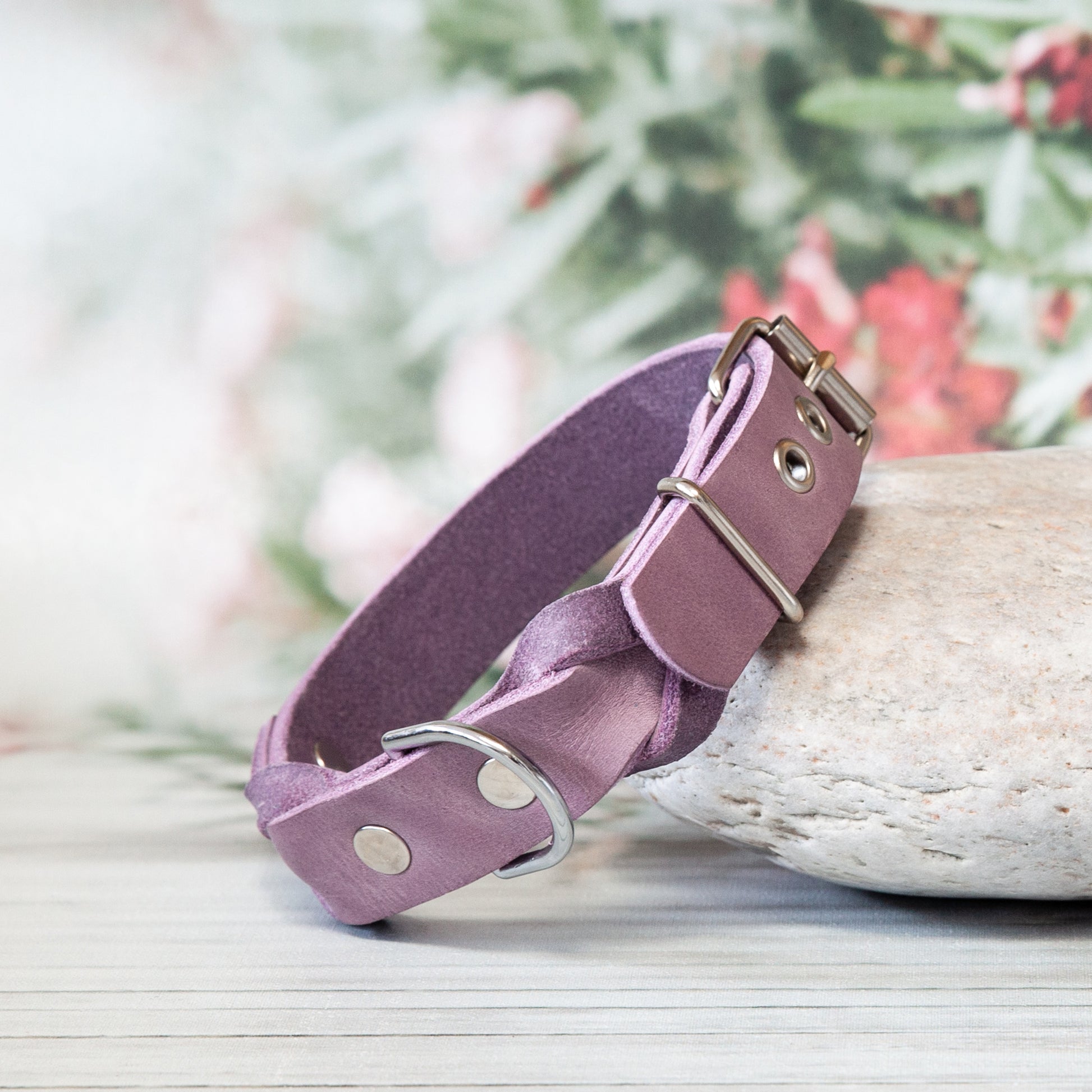 Hundehalsband KIWI in Lavendel – zartes Lederdesign, handgearbeitet mit viel Liebe zum Detail