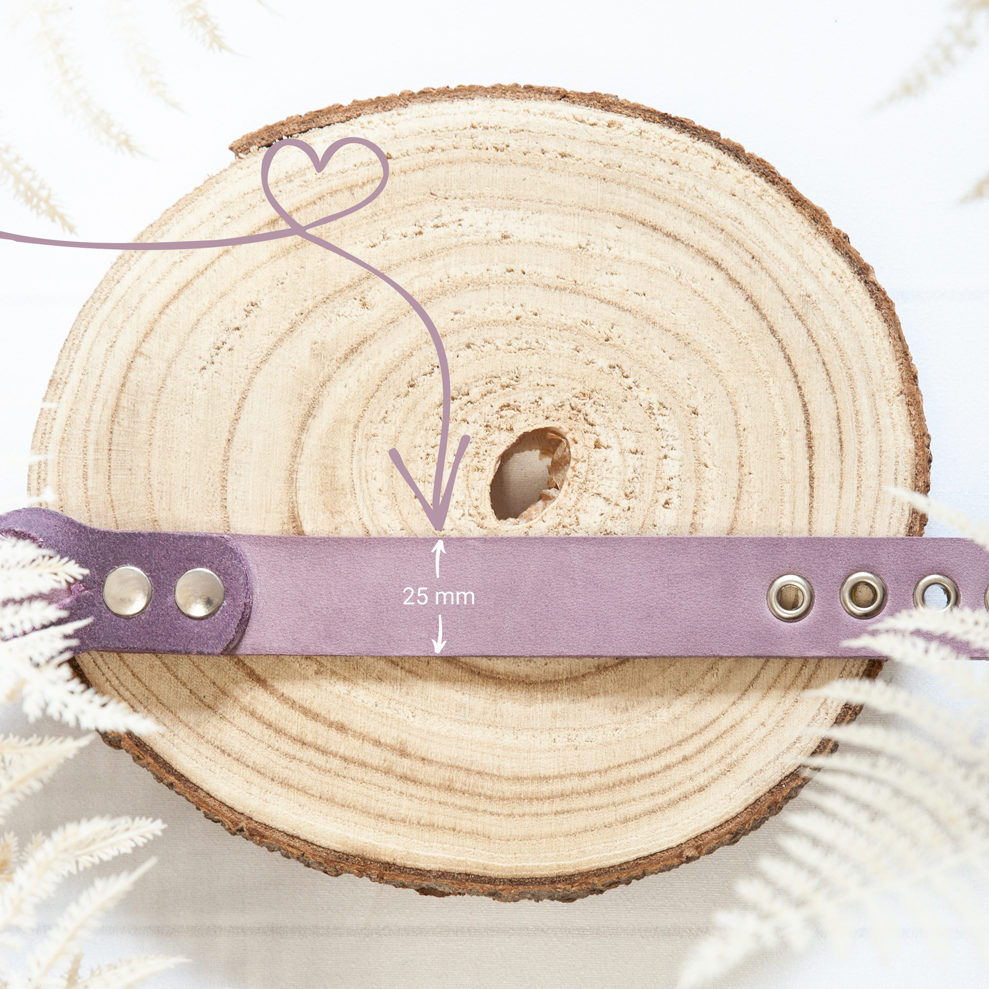 Lavendelfarbenes Halsband KIWI – zartes Lederhalsband mit 25 mm Breite, dekorativ mit Maßpfeil versehen