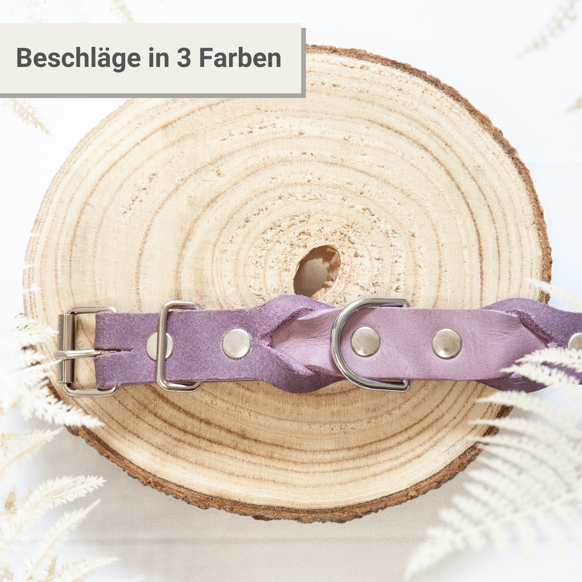 Lavendelfarbenes Halsband KIWI – handgemachtes Lederhalsband mit Metallbeschlägen, dekorativ auf Holzscheibe präsentiert
