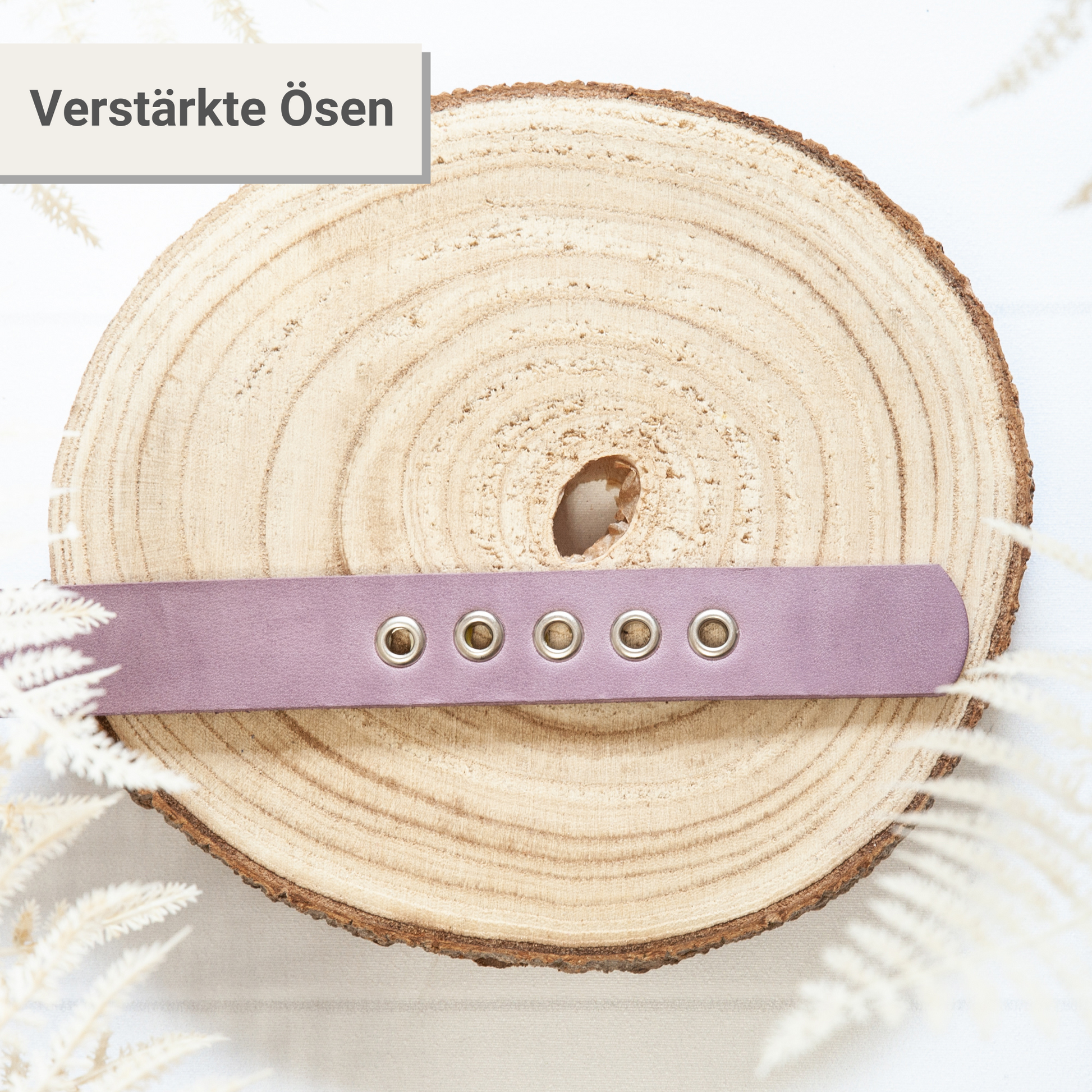 Lavendelfarbenes Halsband KIWI – feines Leder mit verstärkten Ösen, stilvoll auf Holzscheibe inszeniert