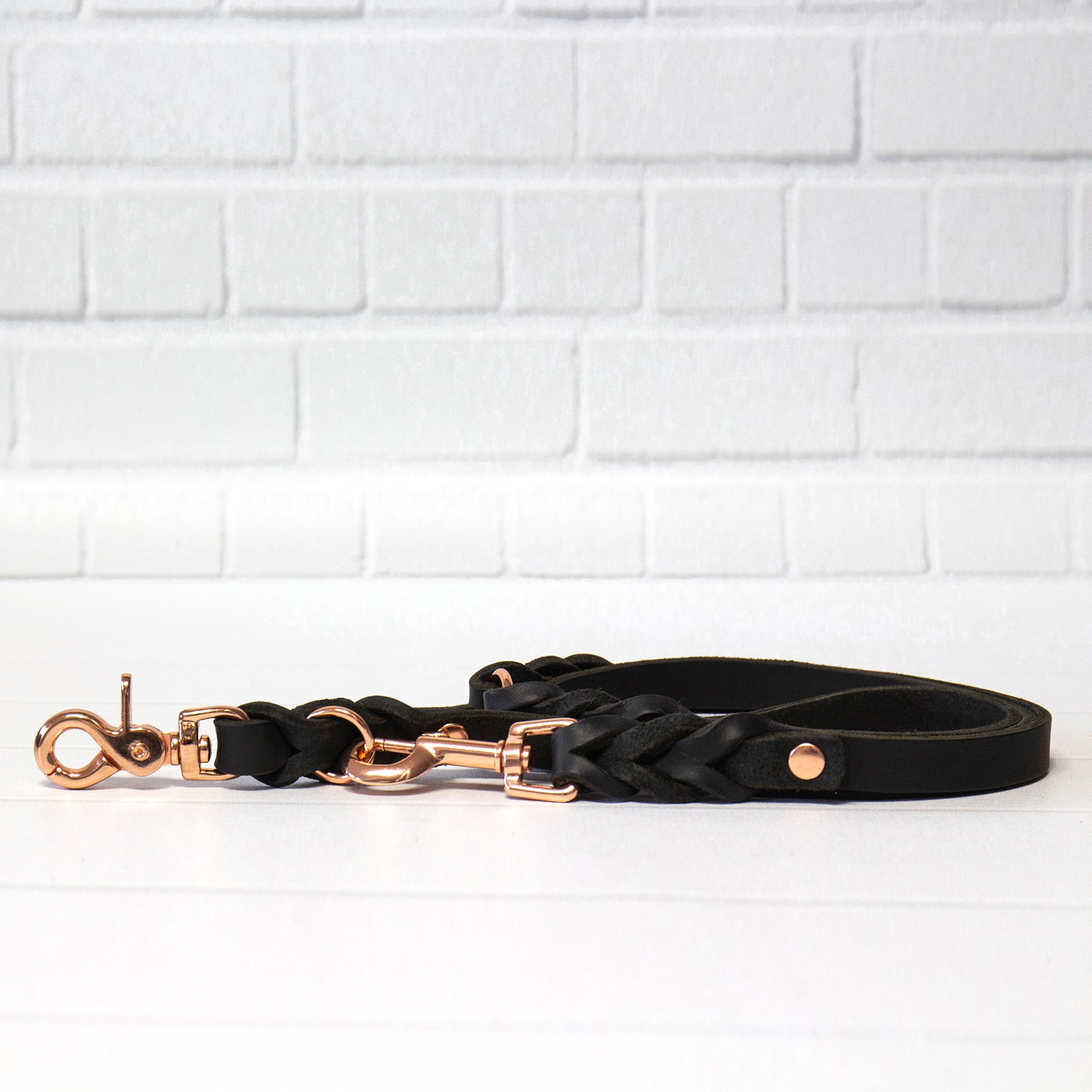 Schlicht und dennoch besonders – das schwarze ELLA-Halsband mit roségoldenen Elementen.