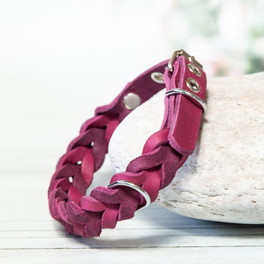 Ein echter Hingucker: Das geflochtene Lederhalsband MILA in der Farbe Beere kombiniert Handwerkskunst mit moderner Eleganz – ideal für besondere Hunde-Momente.
