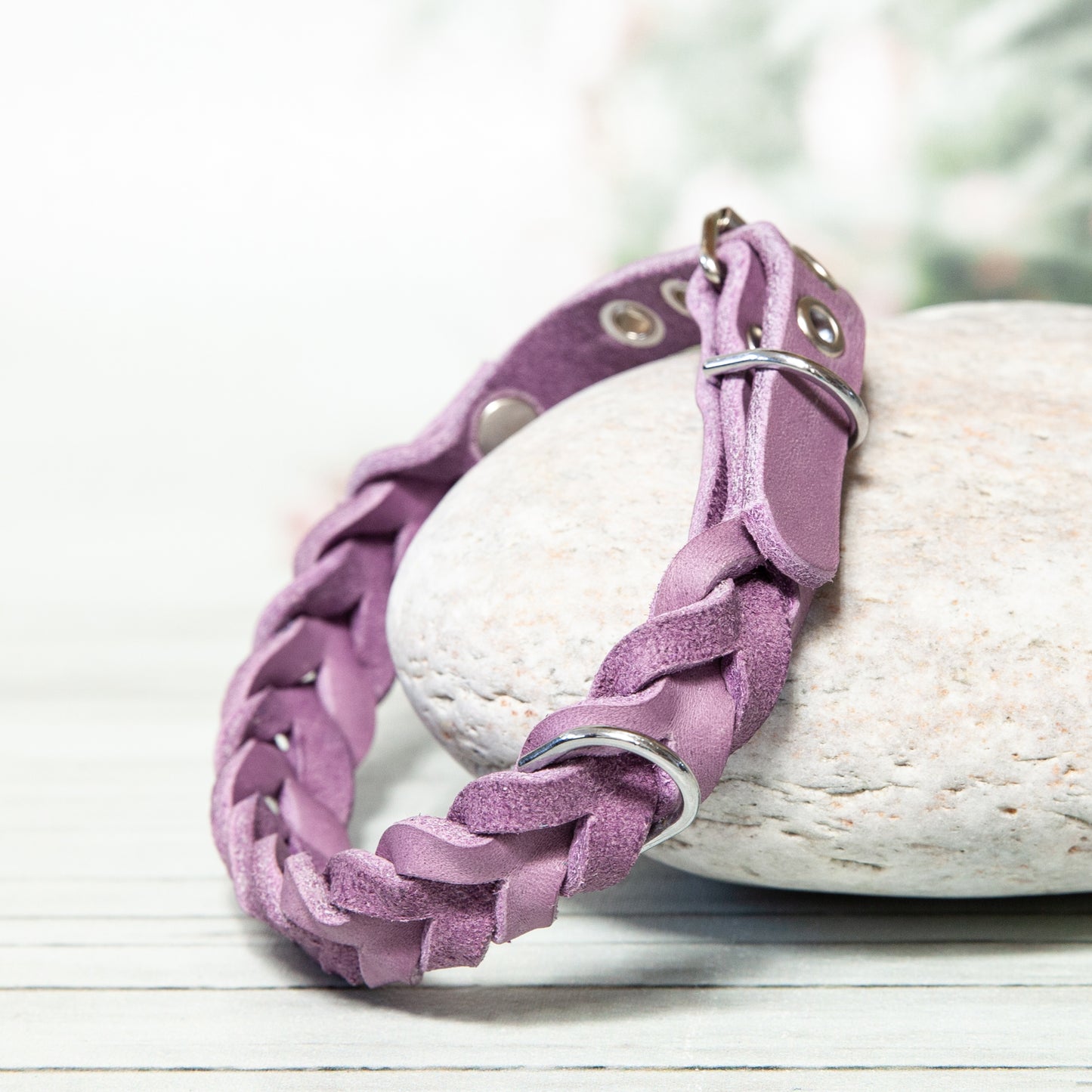 Das handgeflochtene Lederhalsband MILA in Lavendel verleiht deinem Hund einen sanften, femininen Look – mit liebevollen Details und silbernen Akzenten.