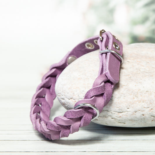 Das handgeflochtene Lederhalsband MILA in Lavendel verleiht deinem Hund einen sanften, femininen Look – mit liebevollen Details und silbernen Akzenten.