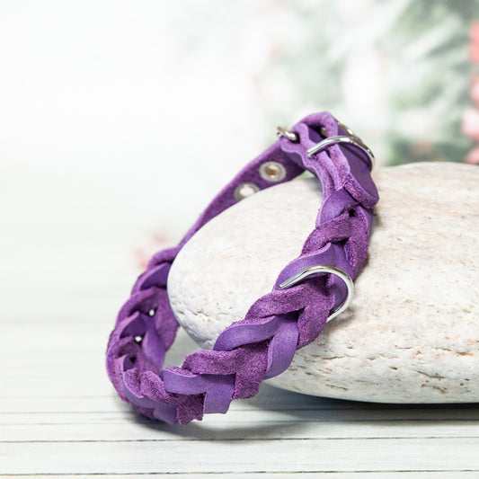 Das Halsband MILA in tiefem Lila begeistert mit seinem liebevoll geflochtenen Design und sorgt für einen ganz besonderen Blickfang an deinem Vierbeiner.