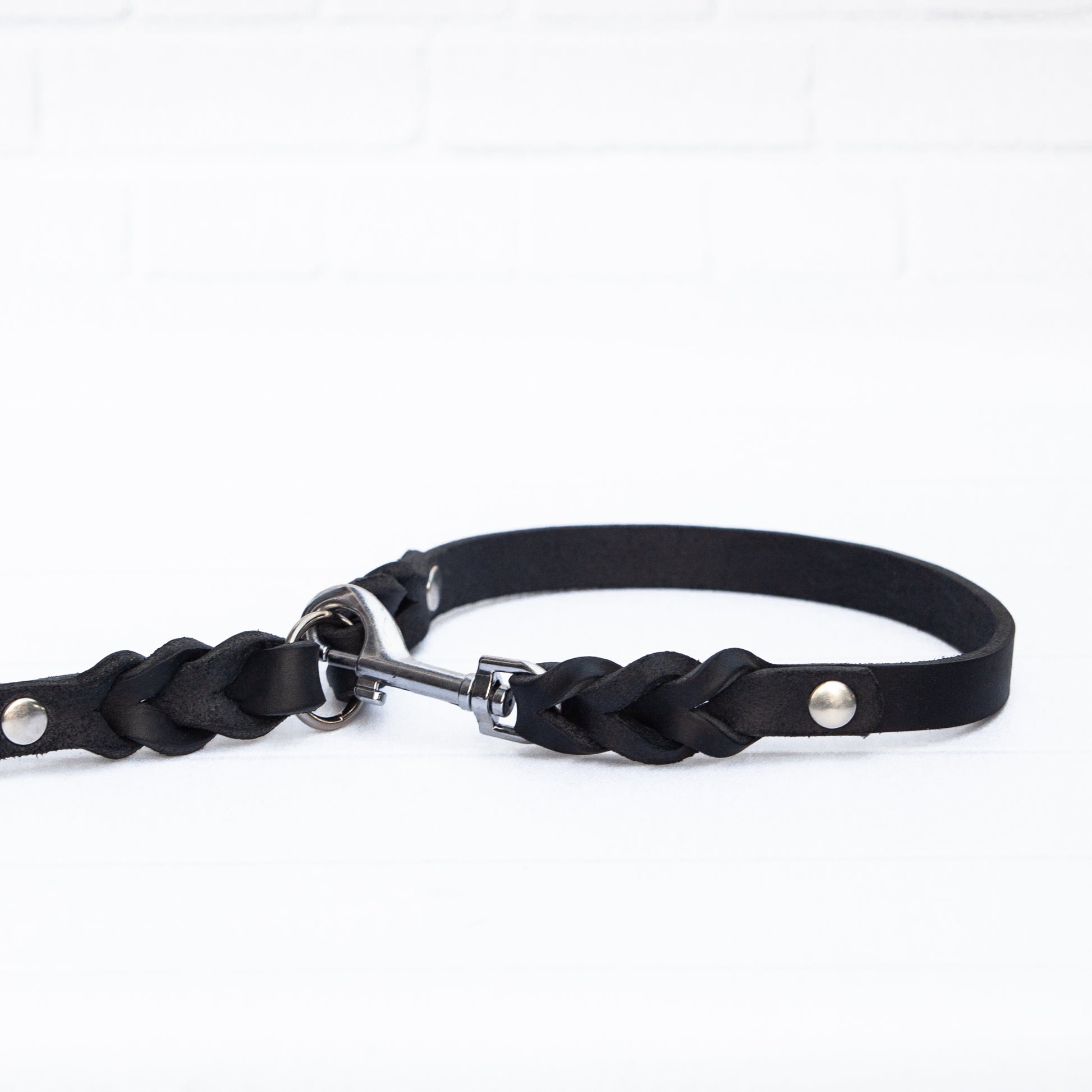Feinste Lederqualität trifft auf dezente Eleganz – das ELLA-Halsband in Schwarz ist purer Stil.