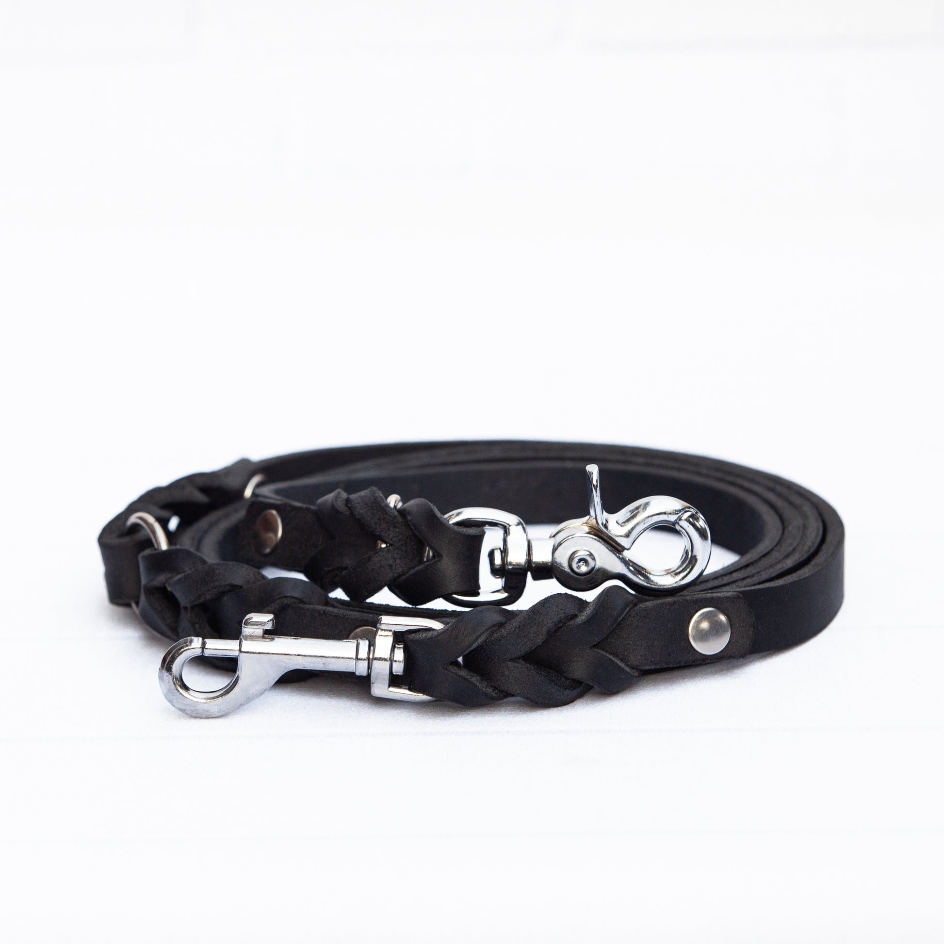 Echte Handarbeit trifft auf klassisches Design – Hundeleine und Halsband im ELLA-Set Schwarz.