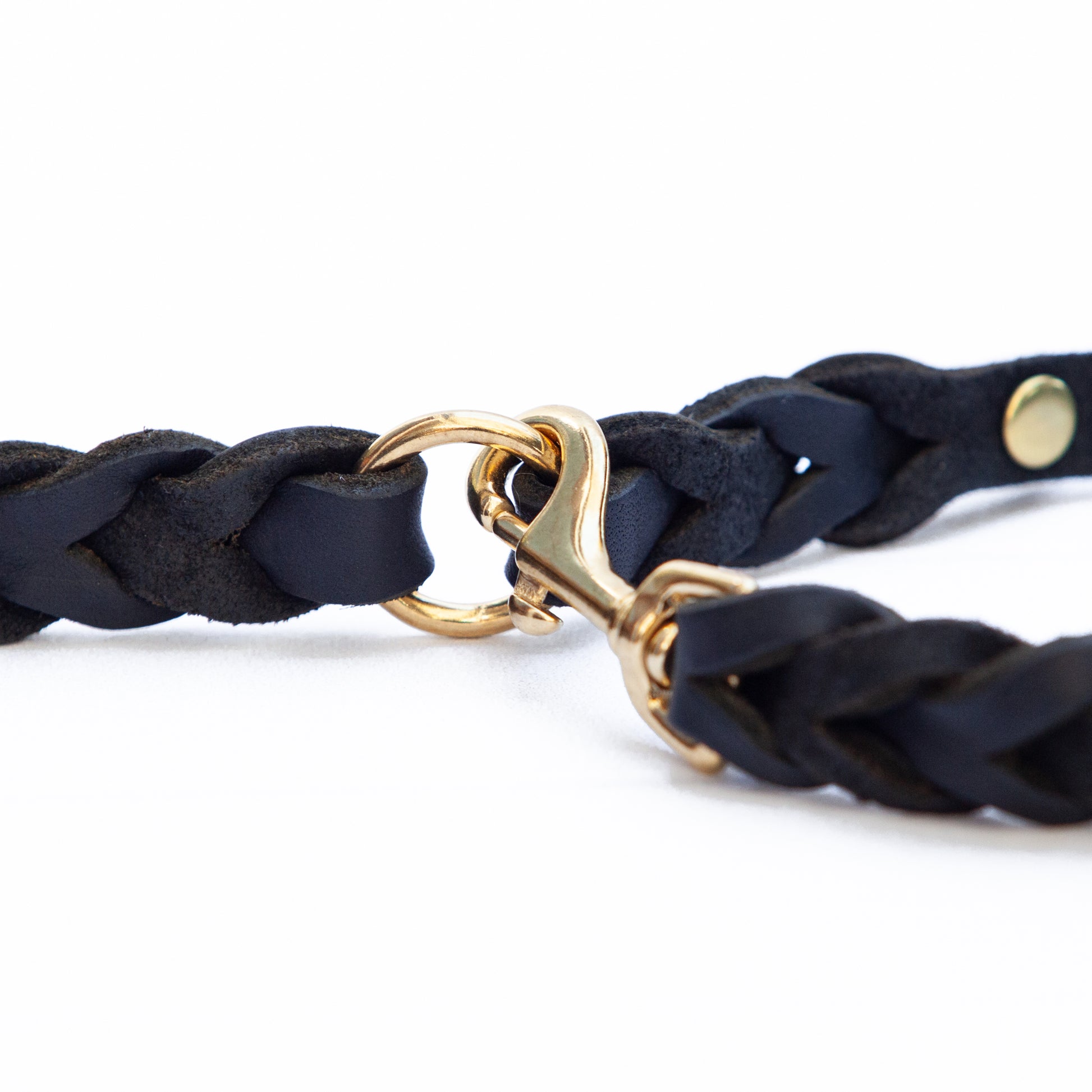 Ein echter Klassiker – das schwarze Leder-Set ELLA für stilbewusste Hundehalter*innen.