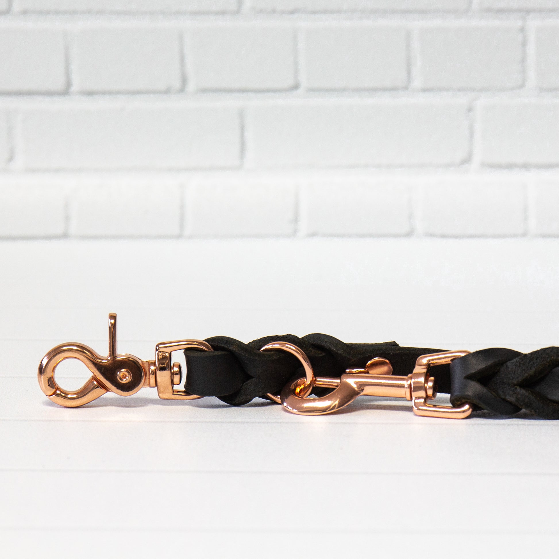 Klassik trifft Komfort – mit der ELLA-Hundeleine in Schwarz und roségoldenen Karabiner.