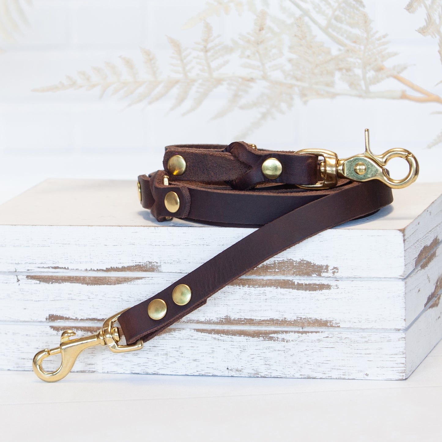 Diese handgefertigte Hundeleine in tiefem Braun und mit edlen Messingkarabinern ist ein stilvolles Accessoire für Spaziergänge voller Verlässlichkeit und Charme.