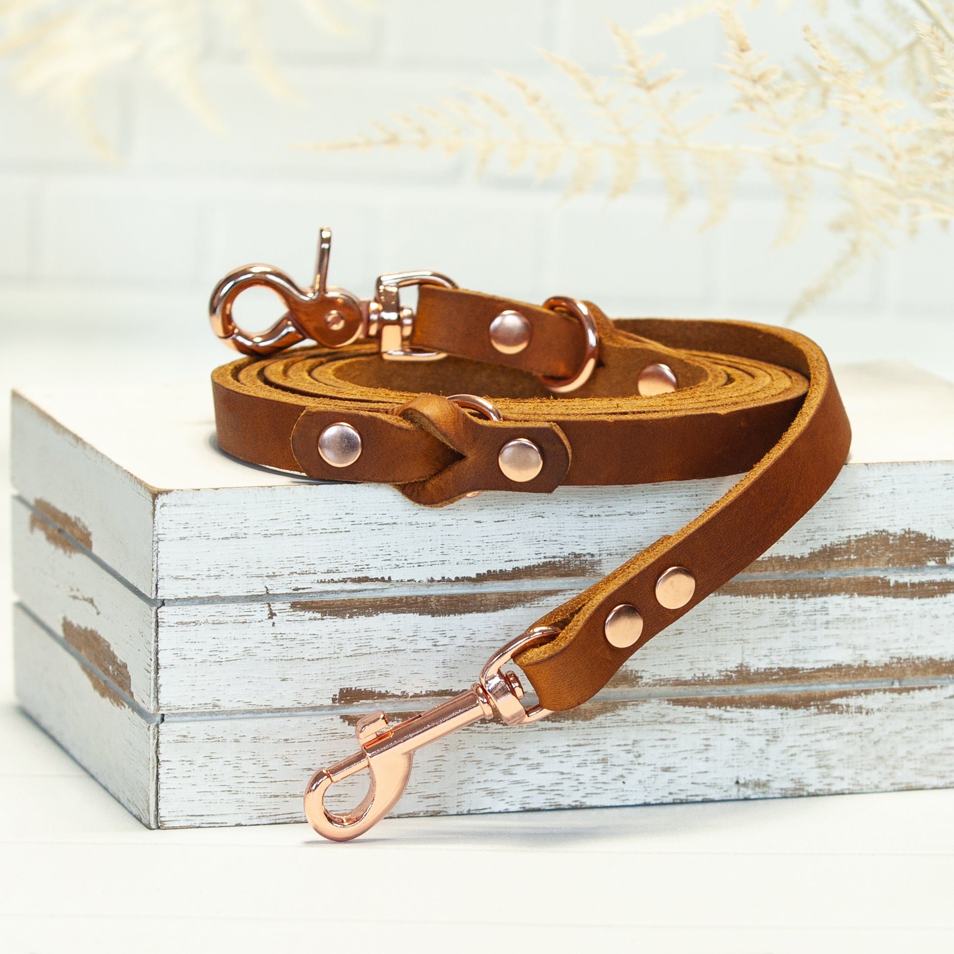 Die feine Kombination aus warmem Cognacleder und zartem Roségold sorgt für einen Hauch Luxus am Hundehals – ein einzigartiges Accessoire für gemeinsame Momente voller Liebe.