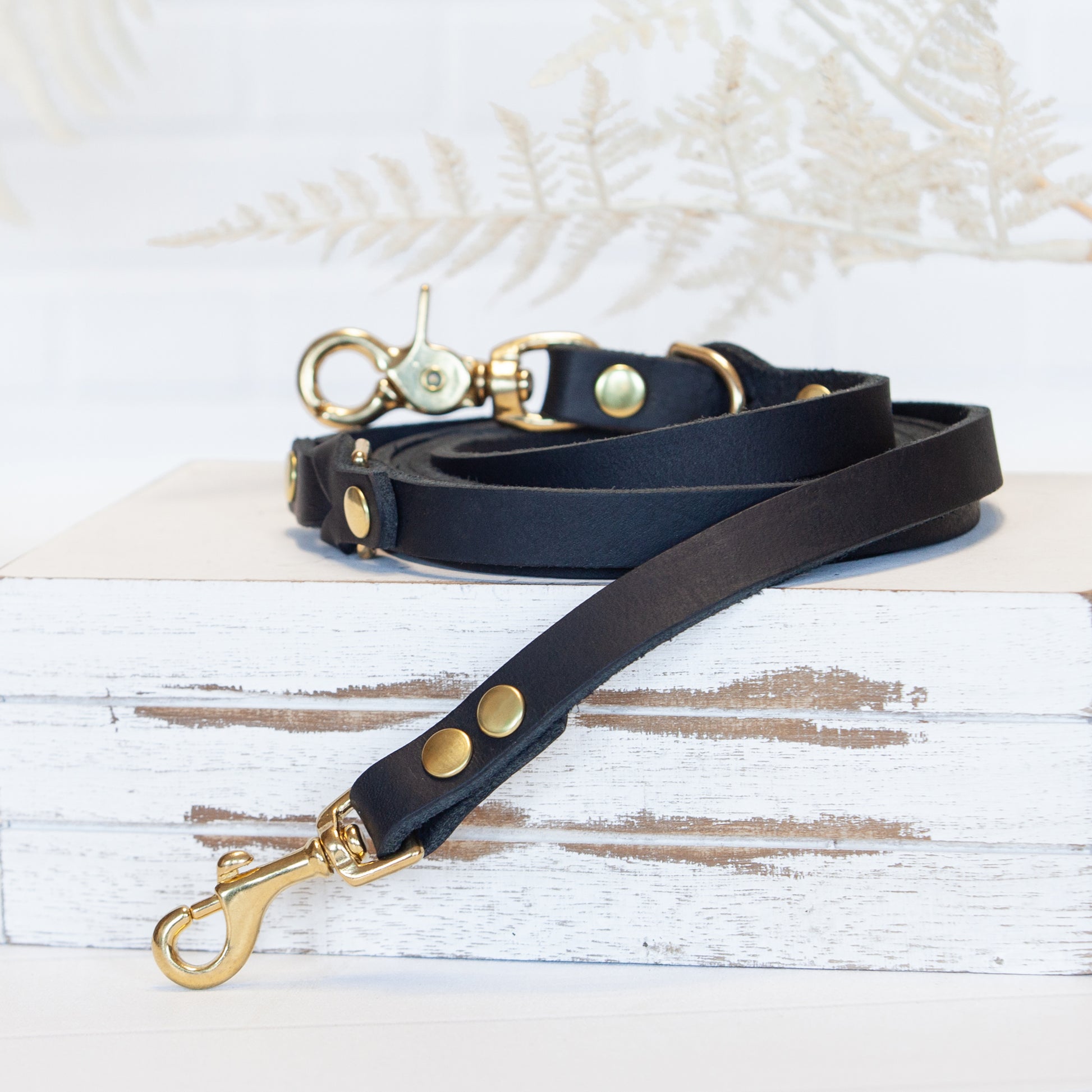Diese schwarze Hundeleine mit edlem Messingkarabiner ist ein echtes Statement-Piece – robust, elegant und mit viel Liebe zum Detail von Hand gefertigt.