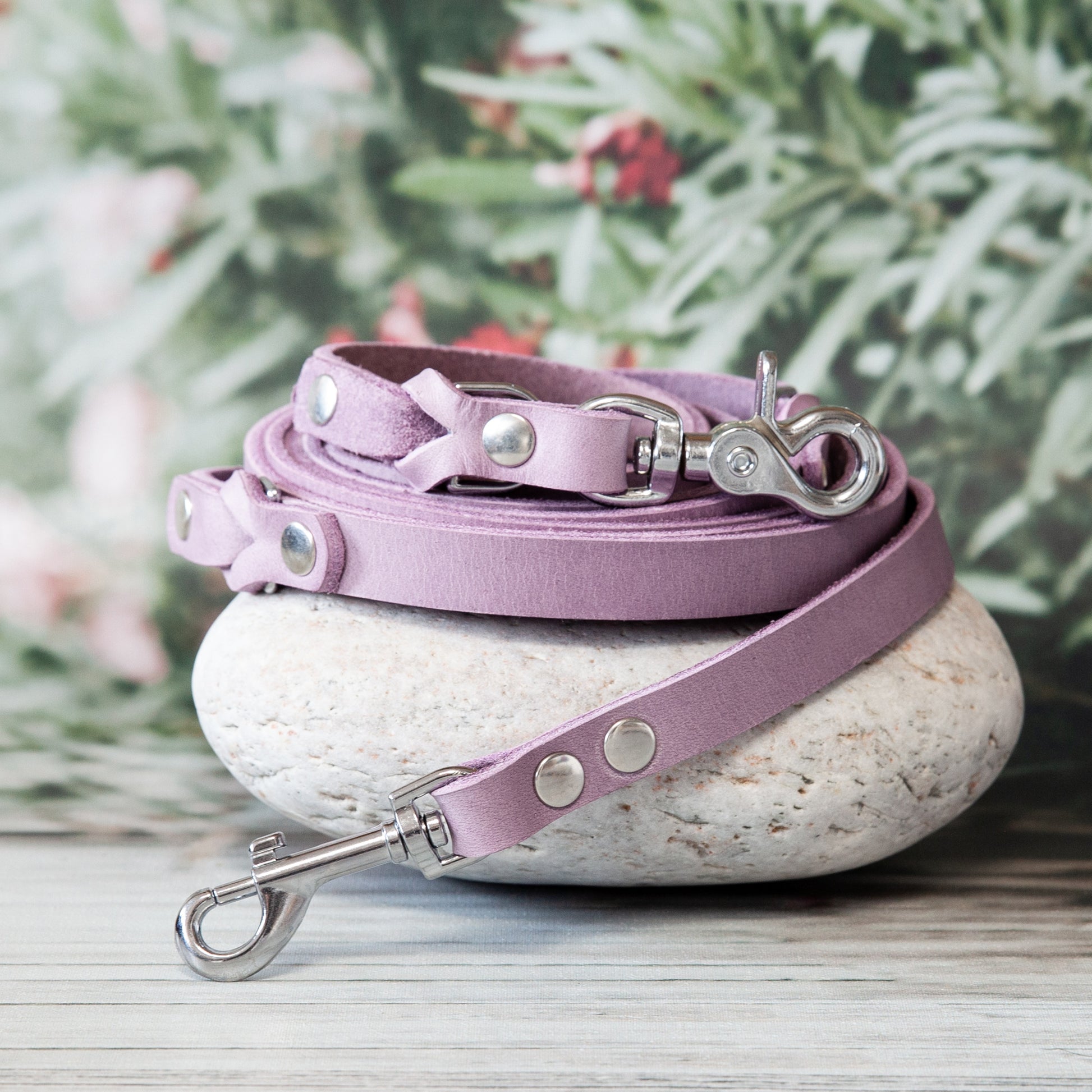 Hundeleine KIWI in Lavendel – zarte Farbvariante in handgefertigtem Lederdesign