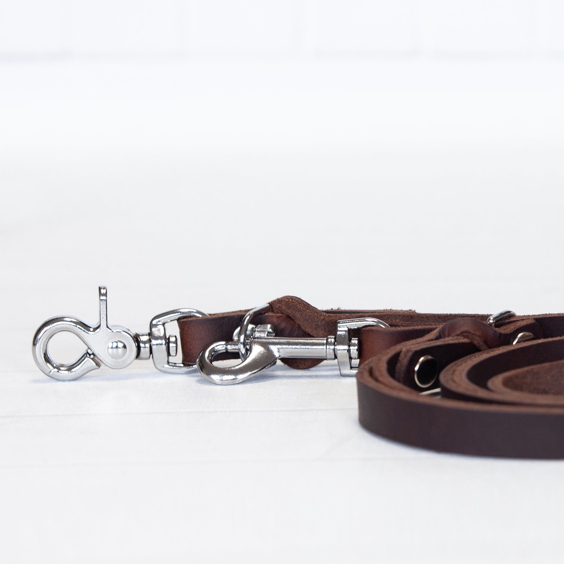 Diese edle Hundeleine in sattem Braunton strahlt durch das fein verarbeitete Leder und ihre klare Formensprache zeitlose Eleganz aus – ein Lieblingsstück fürs Leben.