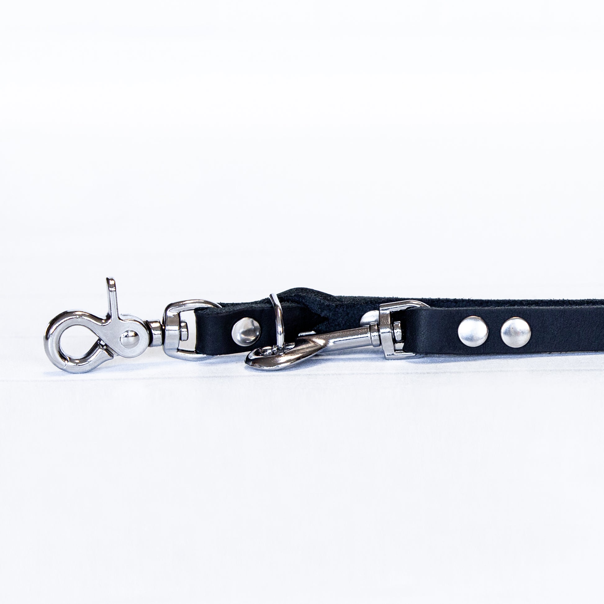 Die JIMINY-Leine in Schwarz – aus feinstem Leder gefertigt – steht für Qualität, Langlebigkeit und elegantes Hundezubehör.