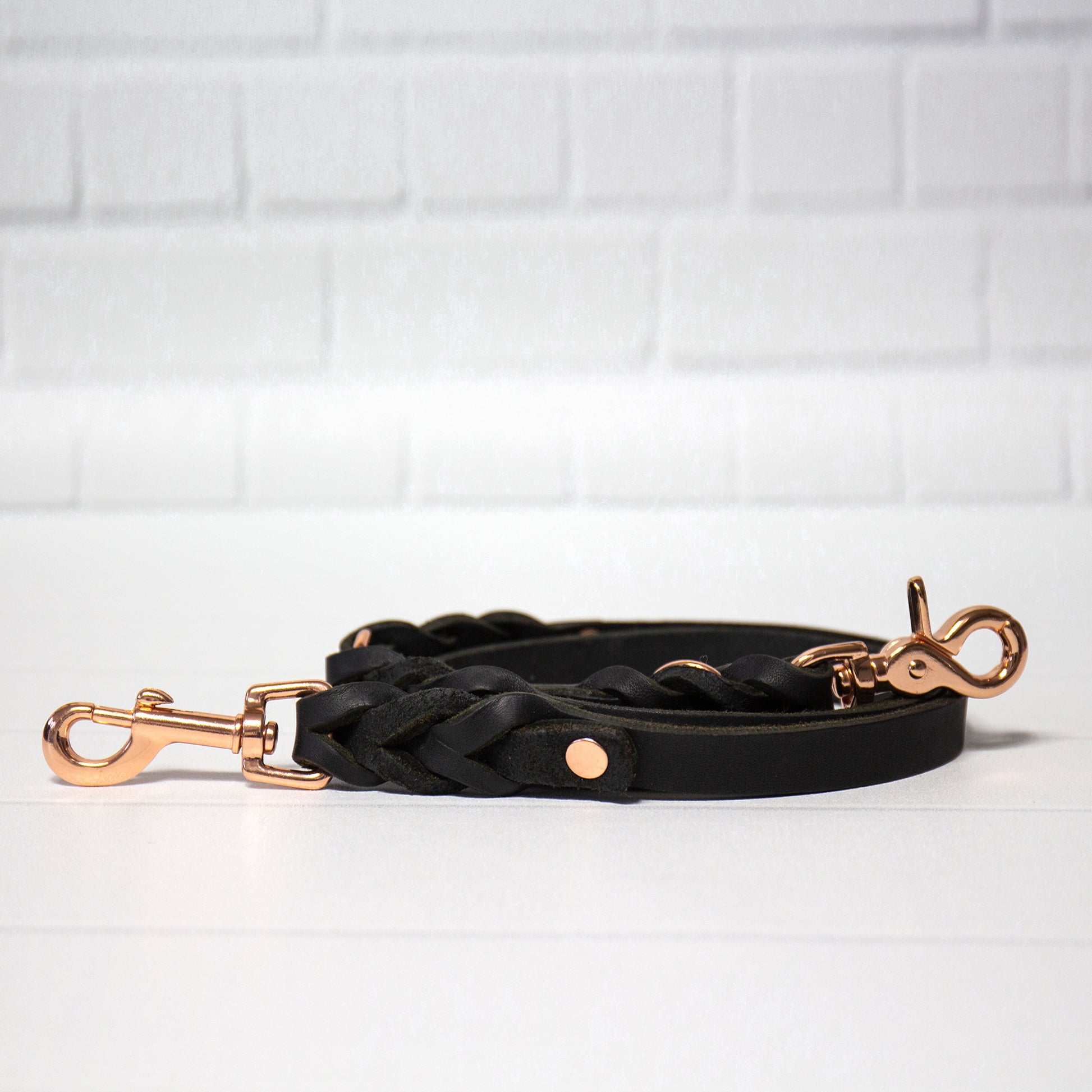 Luxus pur für deinen Hund – das schwarze Leder-Set ELLA mit glänzenden silbernen Details.