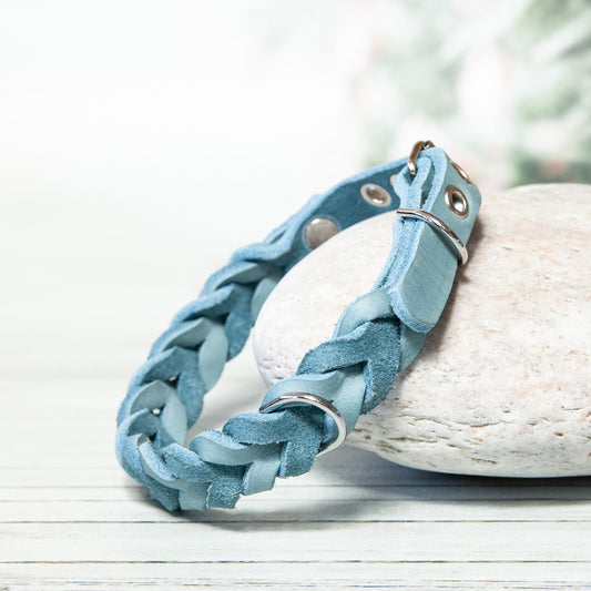 Das geflochtene Halsband MILA in Eisblau strahlt eine zarte Eleganz aus – aus hochwertigem Leder gefertigt, passt es perfekt zu jedem Felltyp und sorgt für einen stilvollen Auftritt.