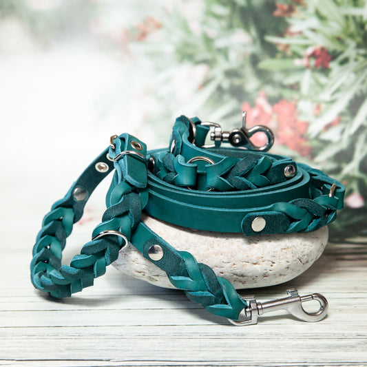 Das Set aus Halsband und Leine der MILA-Kollektion in Petrol – ein harmonisches Duo aus handgeflochtenem Leder, das Eleganz und Funktion vereint.