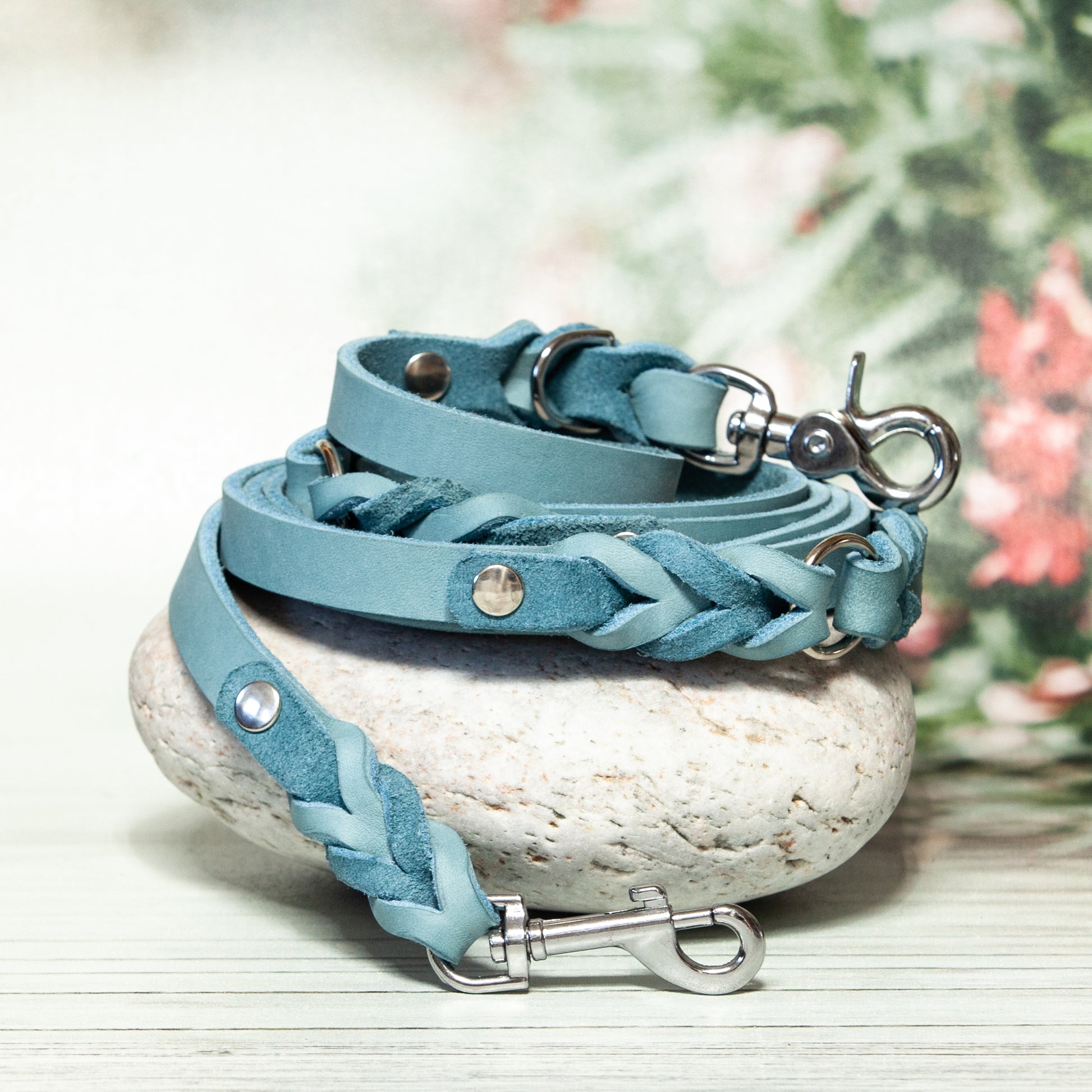 Die silberfarbenen Details der MILA-Leine in Eisblau unterstreichen die klare Eleganz dieses hochwertigen Accessoires aus Leder.